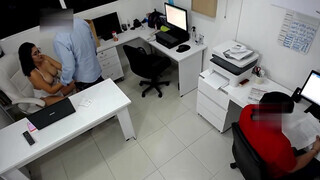 martinasmith a csöcsös lány az irodában hancúrozik a munkatársával